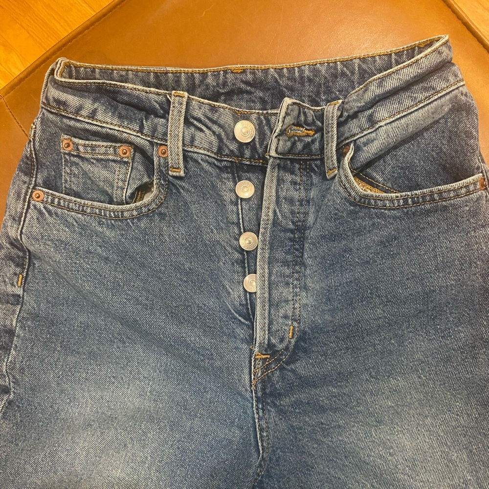 DIVIDED straight high rise raw hem jeans